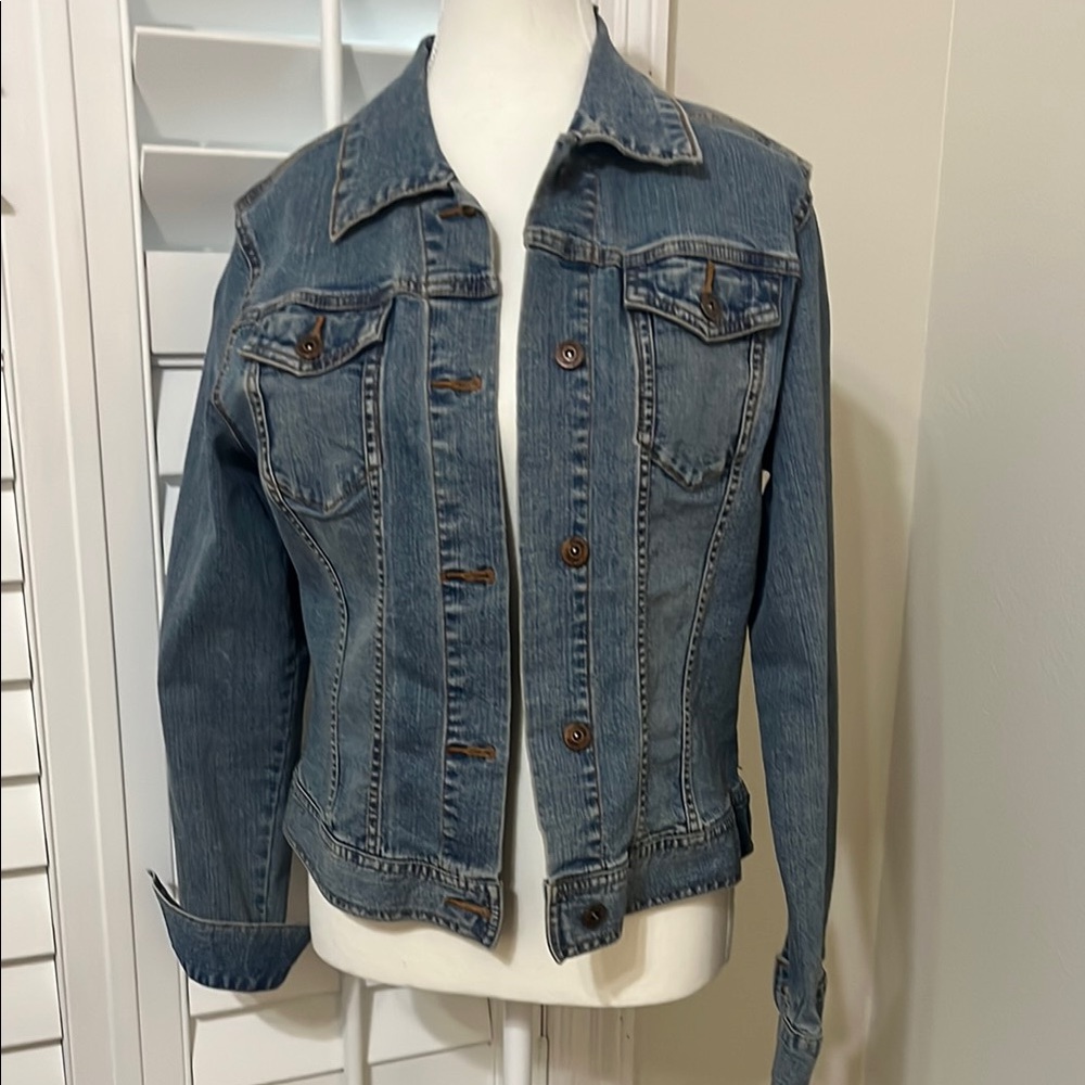 Blue Jean Jacket with Trucker Style and Fitted Silhouette